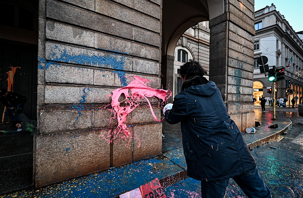 новости экология опера ласкала протест последнеепоколоние италия акция демонстрация краска вандализм новости мир 