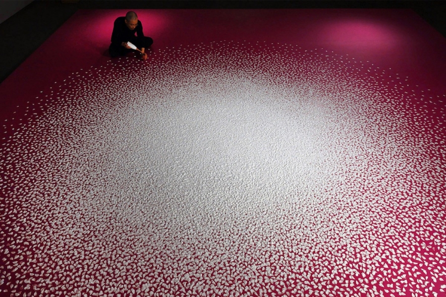 Новая инсталяция Мотои Ямамото: 100 тысяч лепестков сакуры из соли