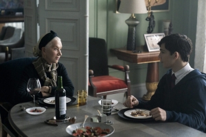Джиллиан Андерсон и Хелен Миррен в трейлере фильма «Белая птица: чудесная история»