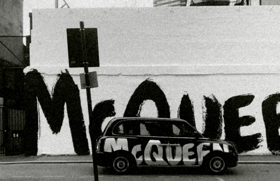Граффити Alexander McQueen новости коллекция рисунки кампания мода столицы 