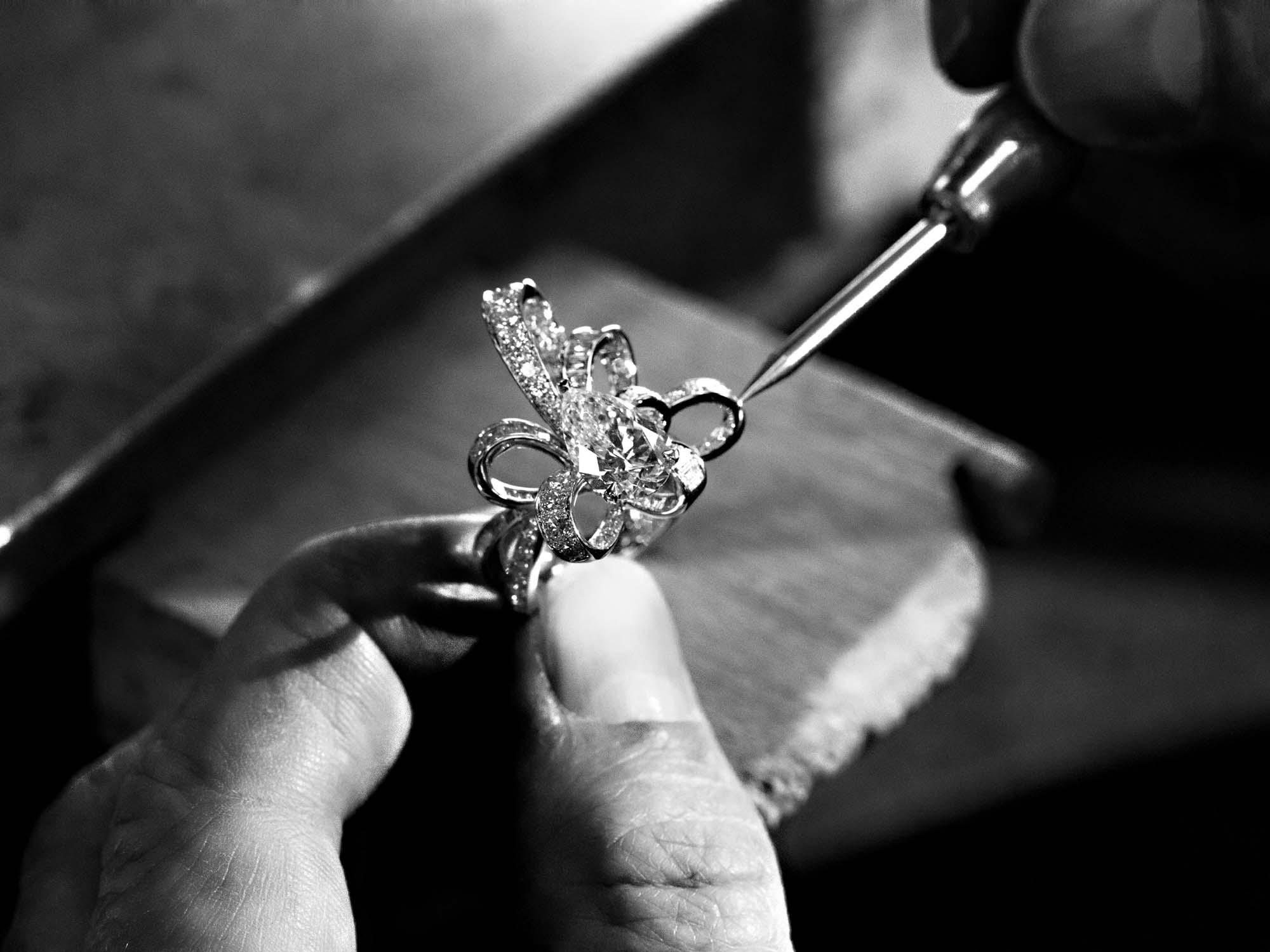 Graff коллекция художник Сайтвомбли-сербьи подвеска украшения кольцо сережки браслет золото серебро белоезолото драгоценность мода девушка 