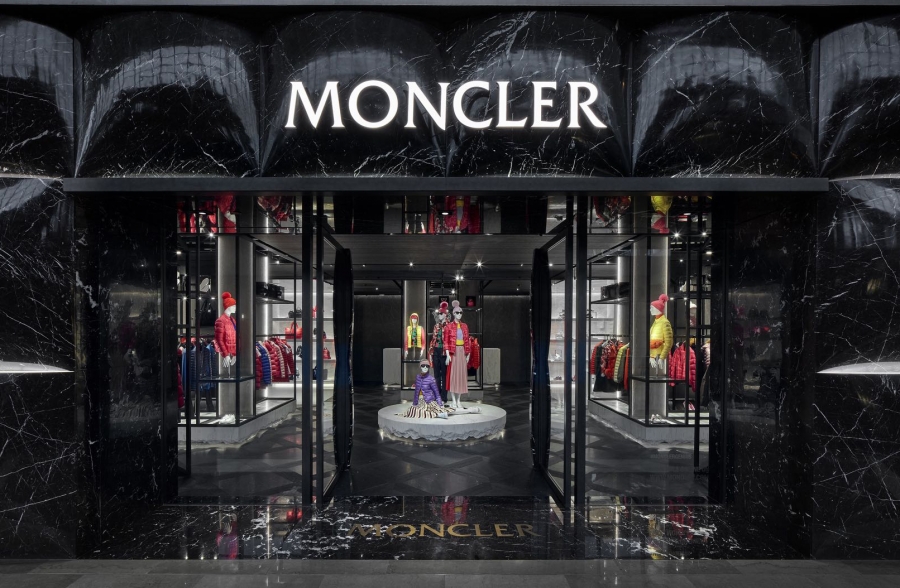 Как модный бренд Moncler поддерживает цифровизацию школ Милана