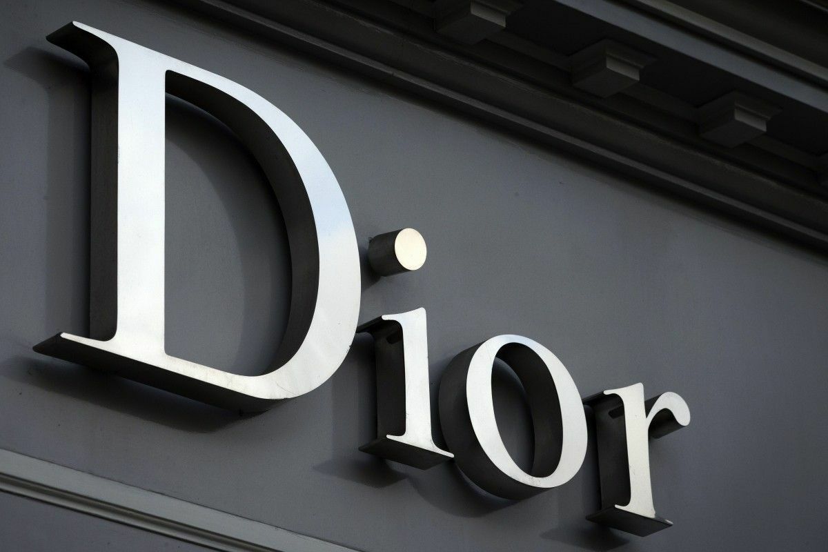 Dior подал в суд на порноактрису